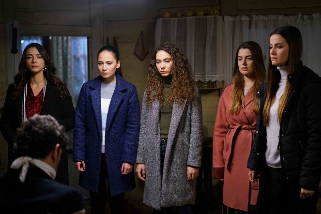 Lifeline - Episode 14 - Photos - Öykü Gürman, İrem Helvacıoğlu