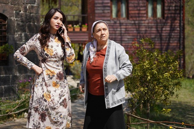 Sen Anlat Karadeniz - Episode 28 - De la película - Öykü Gürman, Nurşim Demir