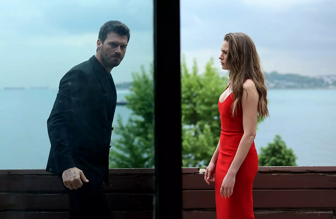 Aile - Episode 13 - Photos - Kıvanç Tatlıtuğ, Serenay Sarıkaya