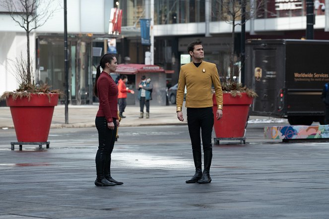 Star Trek: Strange New Worlds - Tomorrow and Tomorrow and Tomorrow - Photos - Christina Chong, Paul Wesley