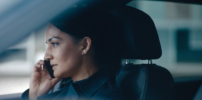 Hijack - 3 Degrees - Van film - Archie Panjabi