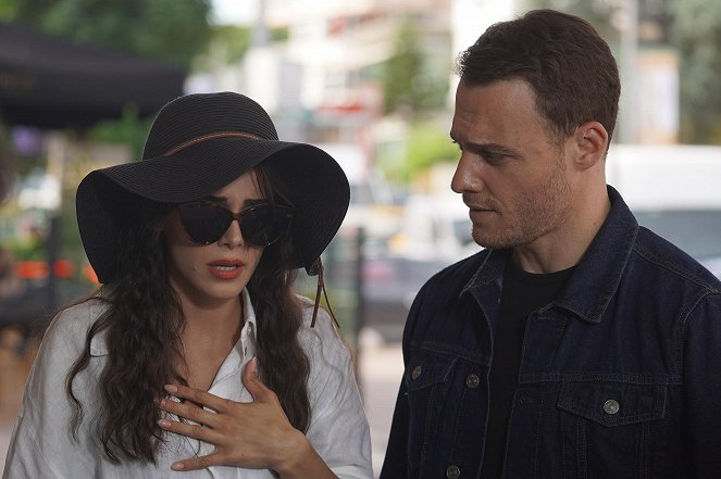 Ya Çok Seversen - Episode 1 - Photos - Hafsanur Sancaktutan, Kerem Bürsin