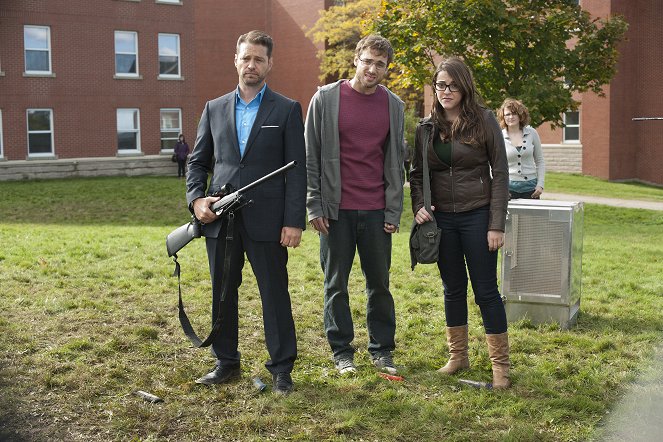 Call Me Fitz - Season 3 - Semen Gate - Filmfotos - Jason Priestley, Dustin Milligan, Paula Brancati
