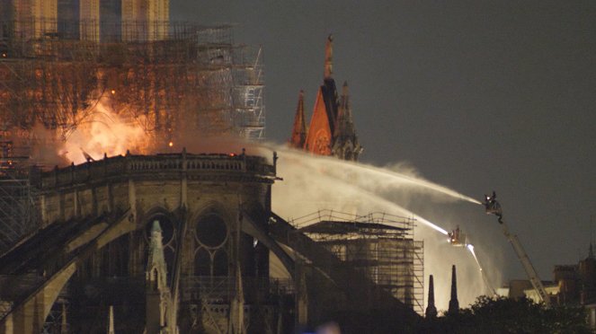 Hors de contrôle - Notre-Dame, l'incendie du siècle - Kuvat elokuvasta
