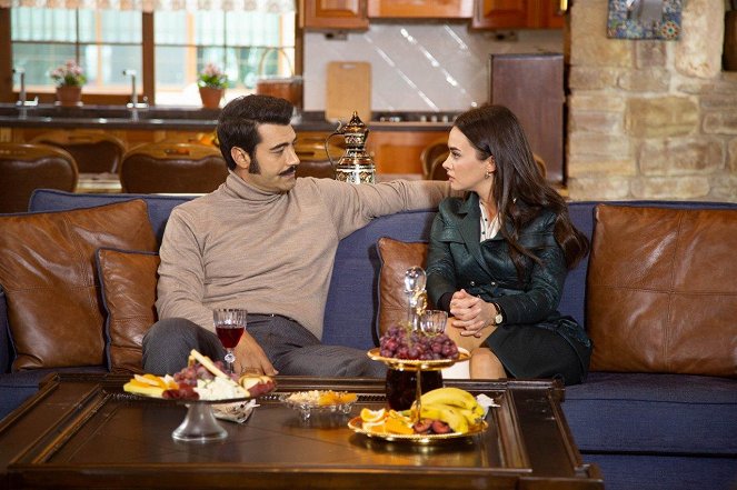 Bir Zamanlar Çukurova - Season 3 - Episode 23 - De la película - Murat Ünalmış, Hande Soral