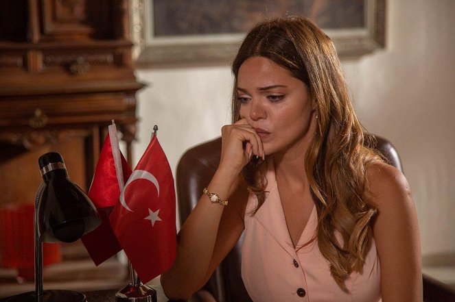 Bir Zamanlar Çukurova - Season 3 - Episode 39 - Kuvat elokuvasta - Hilal Altınbilek