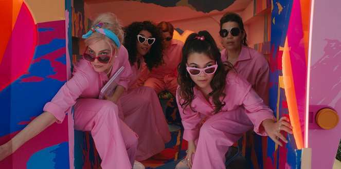 Barbie - Z filmu - Margot Robbie, Alexandra Shipp, Ariana Greenblatt, America Ferrera