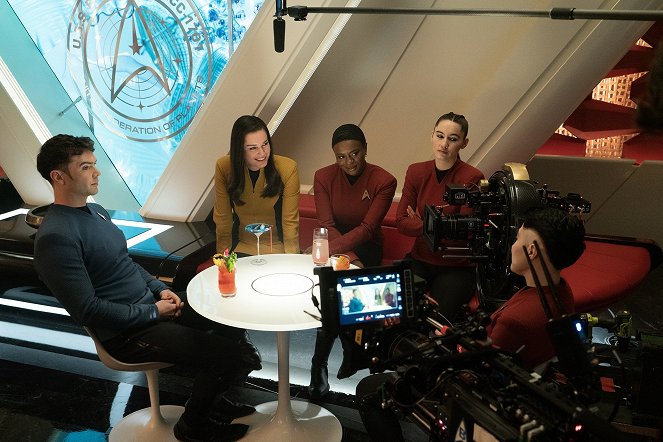Star Trek: Strange New Worlds - Season 2 - Charades - Del rodaje - Ethan Peck, Rebecca Romijn, Celia Rose Gooding, Christina Chong