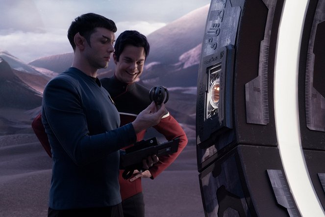 Star Trek: Különös új világok - Régi tudósok - Filmfotók - Ethan Peck, Jack Quaid