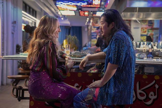 And Just Like That... - Season 2 - Met Cute - Photos - Sarah Jessica Parker, Bobby Lee