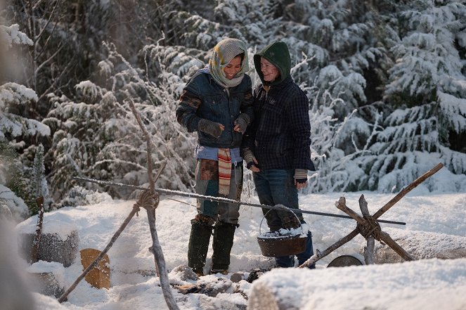 Yellowjackets - Burial - Filmfotos - Jasmin Savoy Brown, Liv Hewson