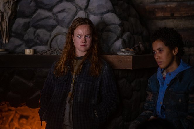 Yellowjackets - Burial - Photos - Liv Hewson, Jasmin Savoy Brown