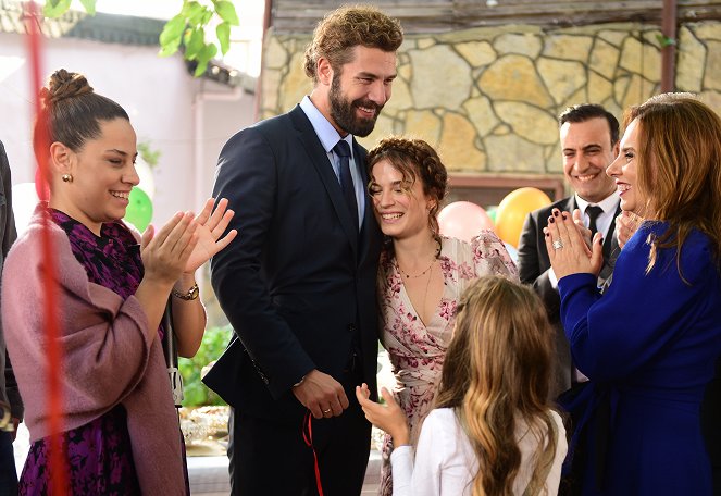 My Sweet Lie - Episode 19 - Photos - Aslı İnandık, Furkan Palalı, Aslı Bekiroğlu, Cem Zeynel Kılıç