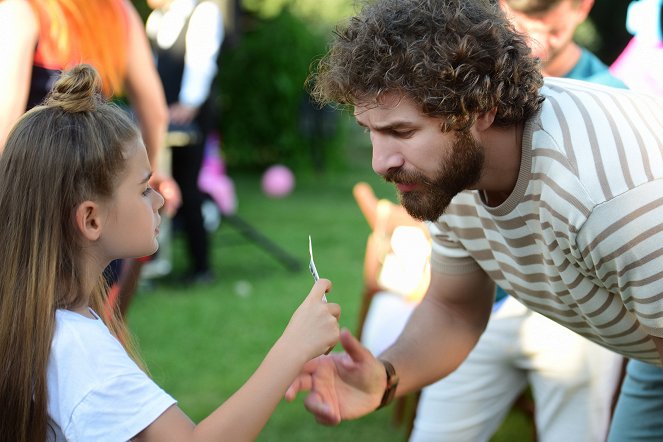 Benim Tatlı Yalanım - Episode 2 - Filmfotos - Lavinya Ünlüer, Furkan Palalı