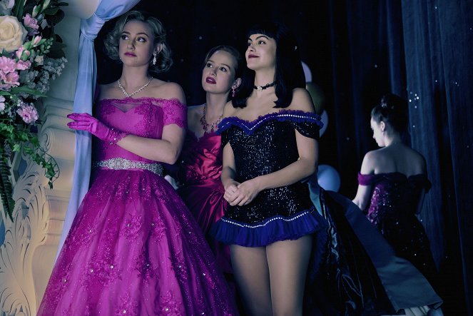 Riverdale - Kapitel einhundertundzweiunddreißig: Miss Riverdale Teen Queen - Filmfotos - Lili Reinhart, Madelaine Petsch, Camila Mendes
