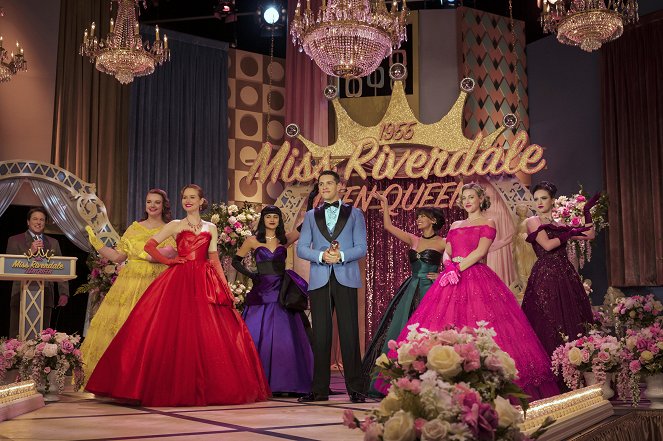 Riverdale - Kapitel einhundertundzweiunddreißig: Miss Riverdale Teen Queen - Filmfotos - Madelaine Petsch, Camila Mendes, Casey Cott, Lili Reinhart