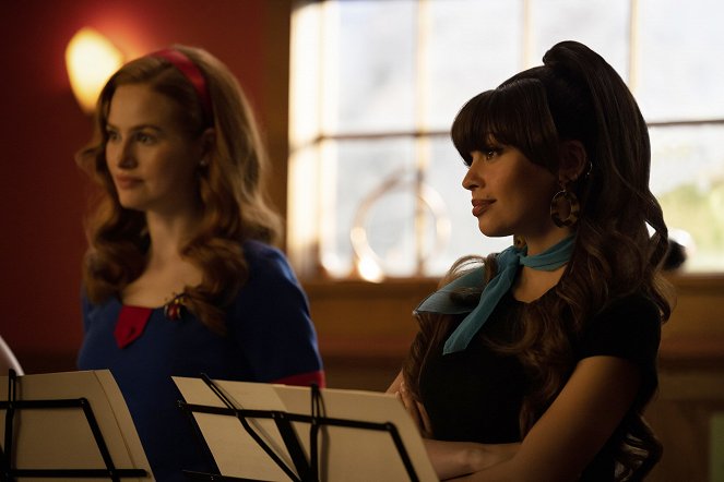 Riverdale - Chapter One Hundred Thirty-One: Archie the Musical - Photos - Madelaine Petsch, Vanessa Morgan