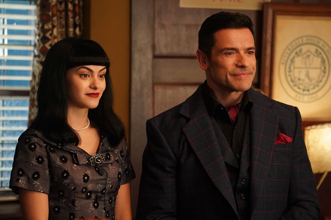 Riverdale - Chapter One Hundred Thirty: The Crucible - Photos - Camila Mendes, Mark Consuelos