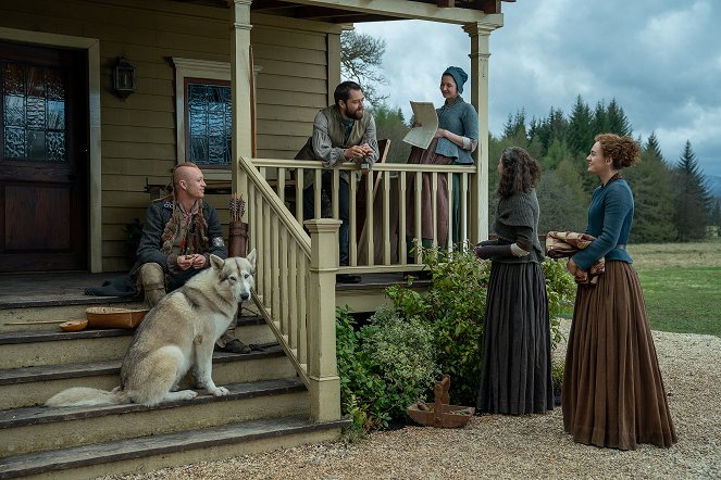 Outlander - The Happiest Place on Earth - Photos - John Bell, Richard Rankin, Sophie Skelton