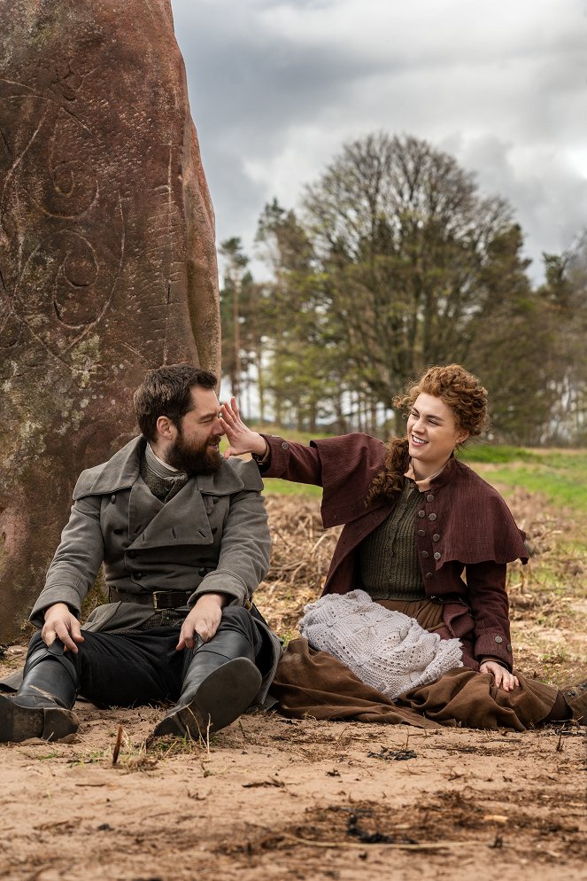 Outlander - Matkantekijä - The Happiest Place on Earth - Kuvat elokuvasta - Richard Rankin, Sophie Skelton