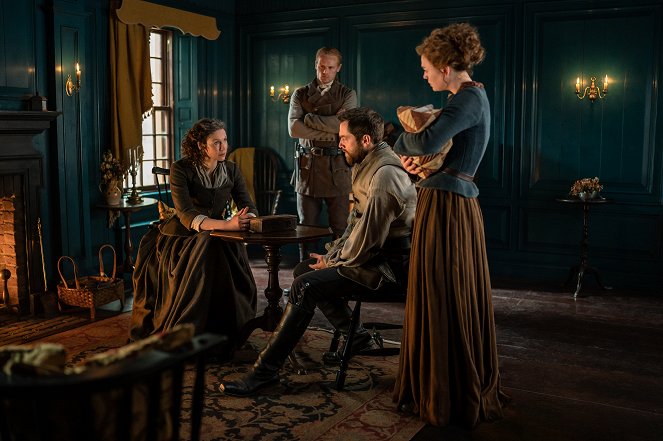 Outlander - Najszczęśliwsze miejsce na Ziemi - Z filmu - Caitríona Balfe, Sam Heughan, Richard Rankin, Sophie Skelton