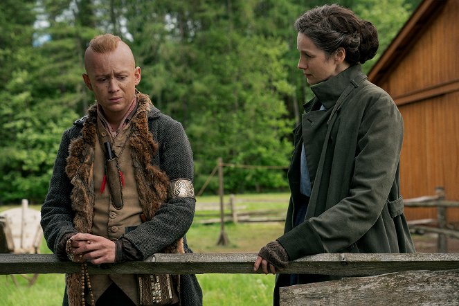 Outlander - Die Highland-Saga - Death Be Not Proud - Filmfotos - John Bell, Caitríona Balfe