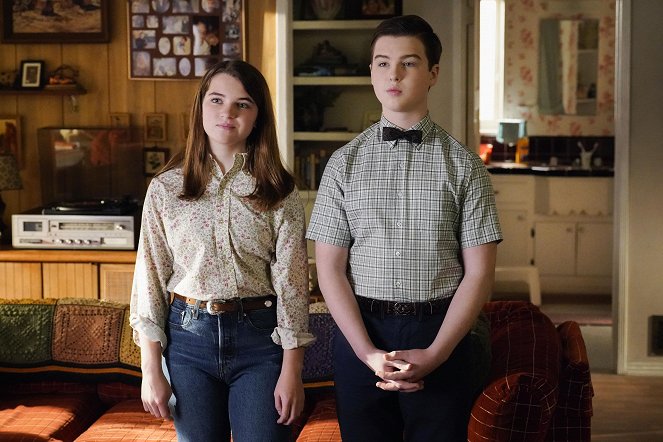 Young Sheldon - A New Weather Girl and a Stay-at-Home Coddler - Van film - Raegan Revord, Iain Armitage