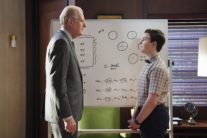Young Sheldon - A New Weather Girl and a Stay-at-Home Coddler - Van film - Ed Begley Jr., Iain Armitage