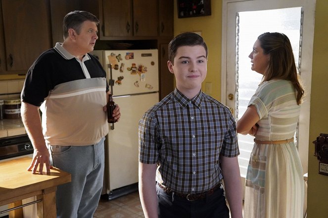 Young Sheldon - A Romantic Getaway and a Germanic Meat-Based Diet - Kuvat elokuvasta - Lance Barber, Iain Armitage, Zoe Perry