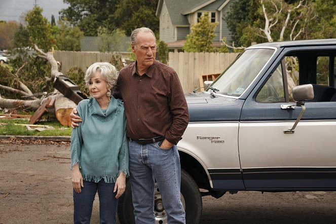 Young Sheldon - A Tornado, a 10-Hour Flight and a Darn Fine Ring - Photos - Annie Potts, Craig T. Nelson