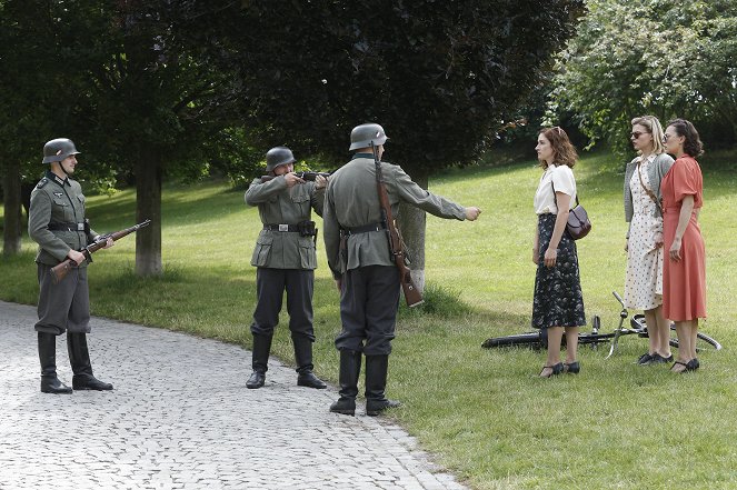 Zlatá labuť - Série 2 - Epizoda 1 - Z filmu - Marta Dancingerová, Simona Lewandowska, Beáta Kaňoková