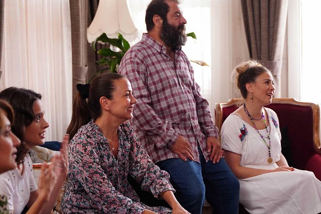 Benim Güzel Ailem - Episode 8 - Kuvat elokuvasta - Serra Pirinç, Meltem Pamirtan, Erdem Akakçe