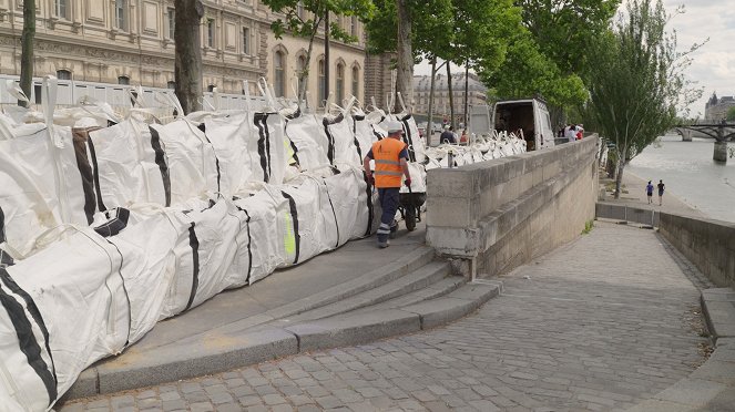 Saving Paris - Photos