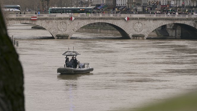 Saving Paris - Photos