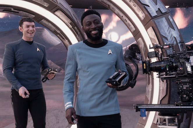 Star Trek: Különös új világok - Régi tudósok - Forgatási fotók - Ethan Peck, Babs Olusanmokun