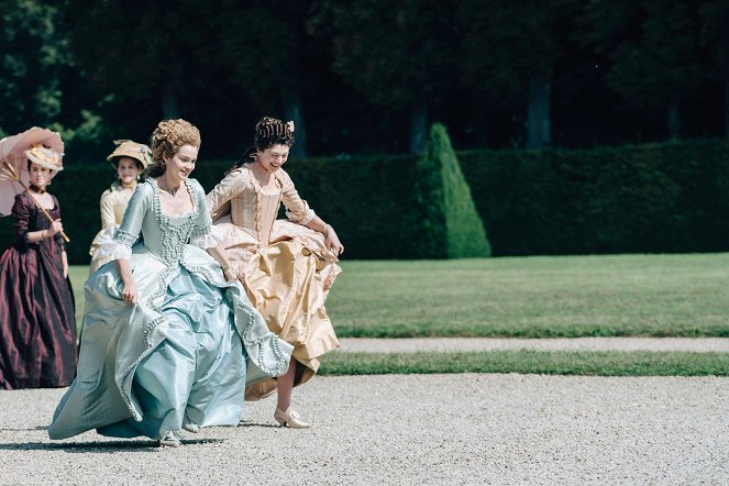 Marie-Antoinette - Reines rivales - Z filmu - Emilia Schüle, Jack Archer
