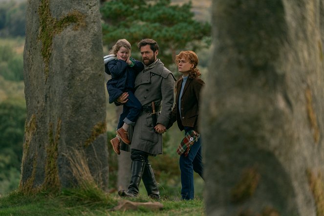 Outlander - Season 7 - Turning Points - Photos - Richard Rankin, Sophie Skelton