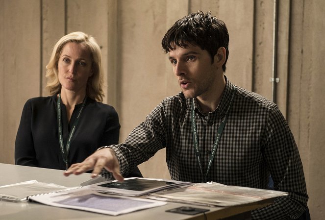 Pád - Raněn smrtelnou vášní - Z filmu - Gillian Anderson, Colin Morgan