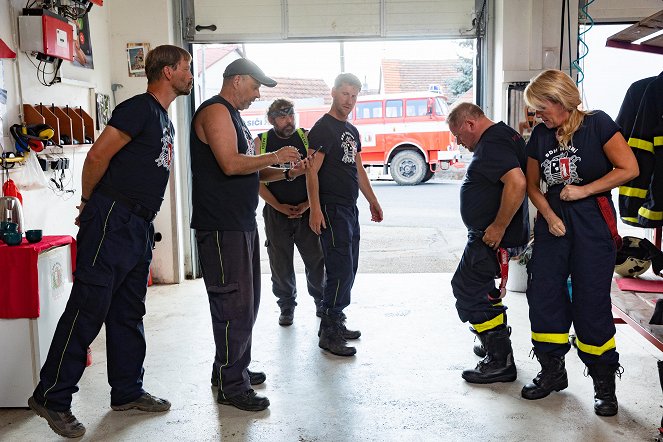 Co ste hasiči - Dokaž, že jsi chlap, Báro! - Photos - Marek Holý, Petr Rychlý, Radim Kalvoda, Jaromír Nosek, Václav Kopta, Lucie Benešová