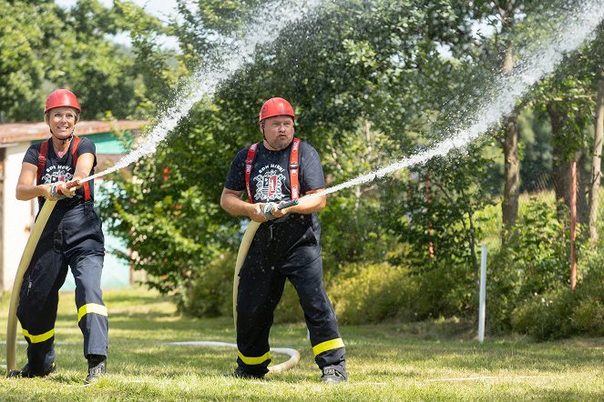 Co ste hasiči - Dokaž, že jsi chlap, Báro! - Filmfotos - Lucie Benešová, Václav Kopta