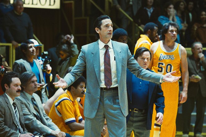 Winning Time: The Rise of the Lakers Dynasty - 'Beat L.A.' - Van film - Adrien Brody