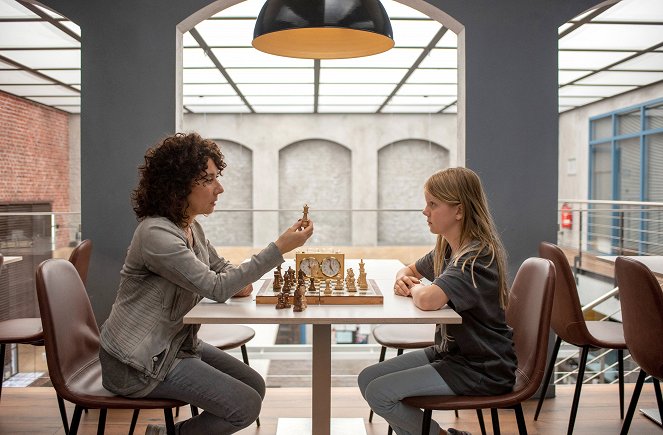 Großstadtrevier - Die kleine Schachspielerin - Photos