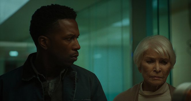 El exorcista: Creyente - De la película - Leslie Odom Jr., Ellen Burstyn