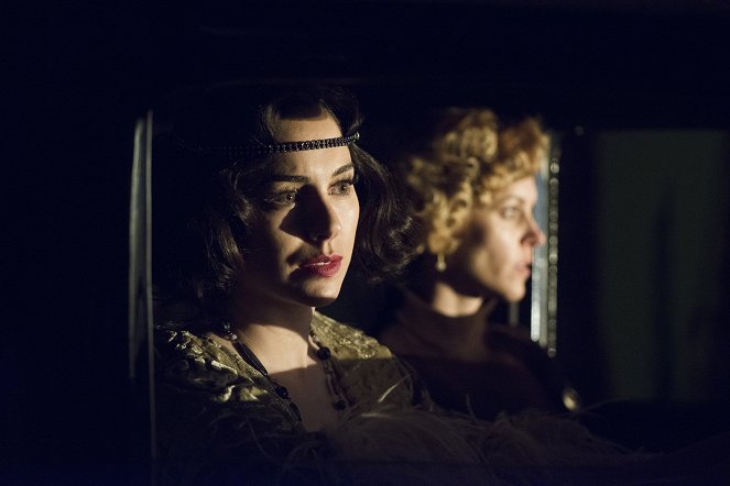 Cable Girls - Chapter 10: Pact - Photos