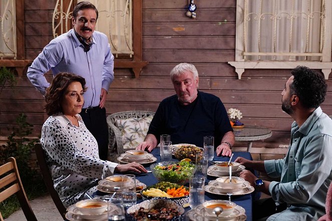 Benim Güzel Ailem - Episode 10 - De la película - Seray Gözler, Ufuk Özkan, Erdal Özyağcılar