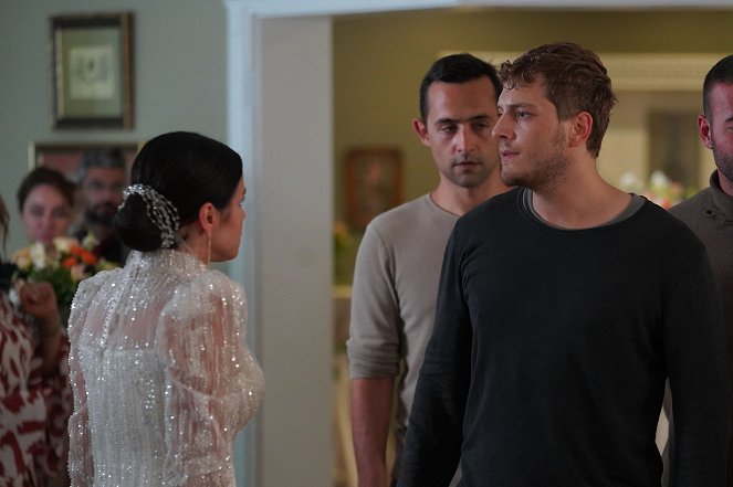 Ateş Kuşları - Episode 1 - Photos - Burak Tozkoparan