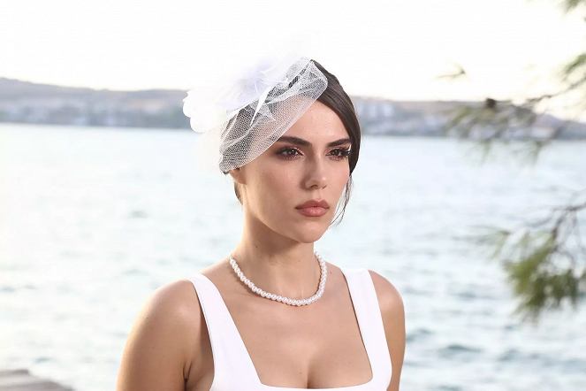 Üç Kız Kardeş - Season 3 - Episode 1 - Kuvat elokuvasta - Özgü Kaya