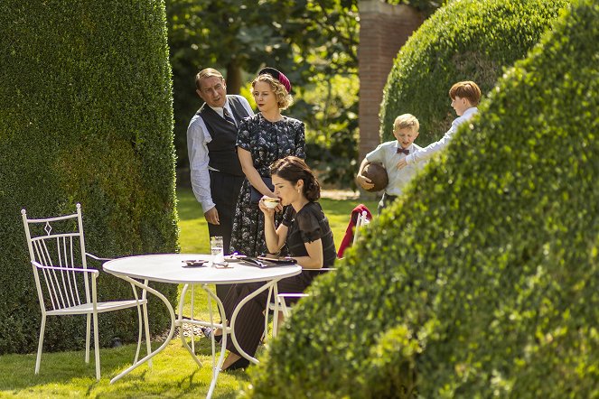 Zlatá labuť - Epizoda 9 - Photos - Robert Mikluš, Marta Kondrla, Kristýna Ryška