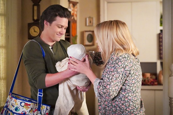 Young Sheldon - A New Weather Girl and a Stay-at-Home Coddler - Photos