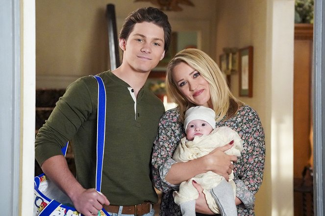 Young Sheldon - A New Weather Girl and a Stay-at-Home Coddler - Photos